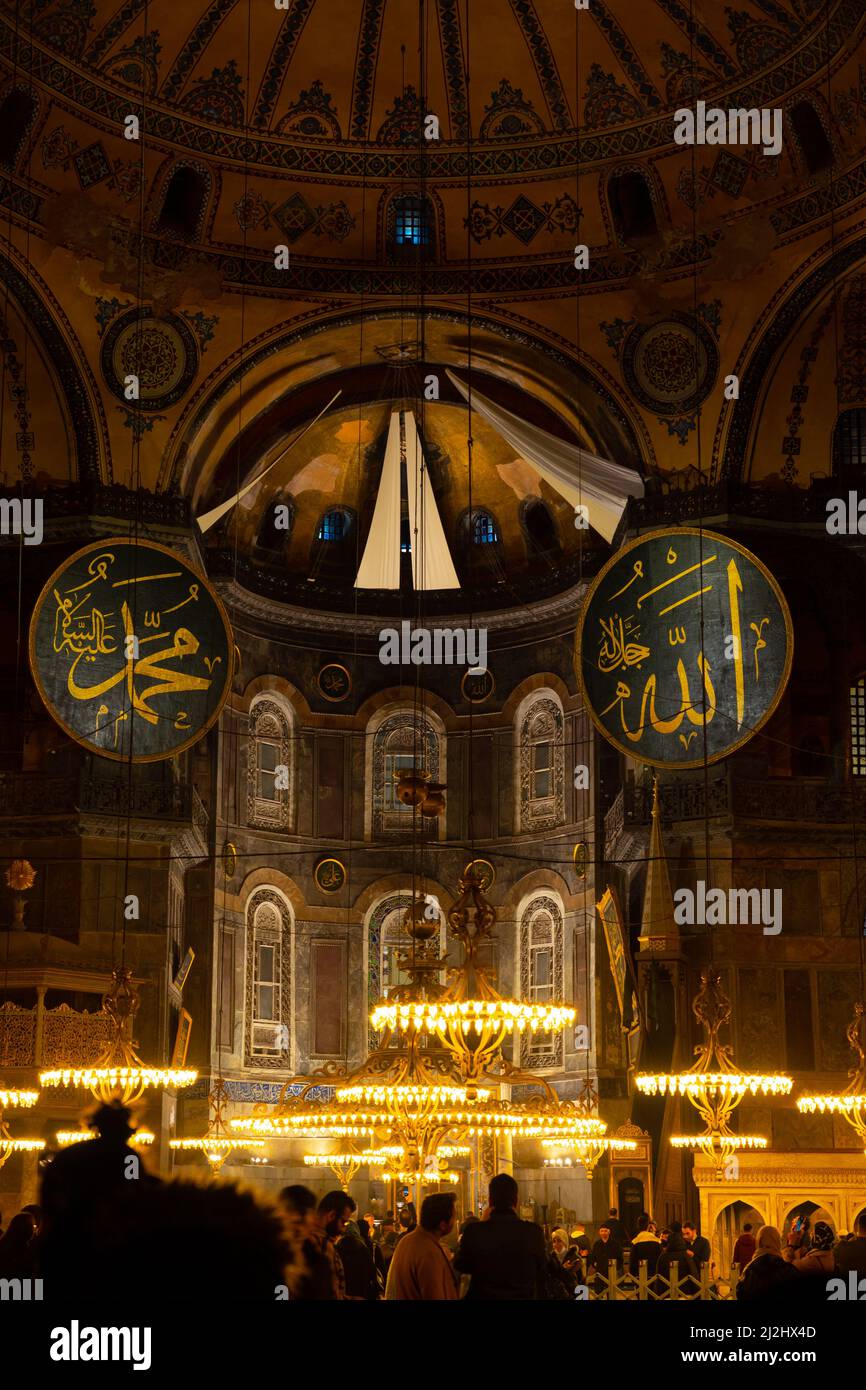 Photo de fond islamique. Sainte-Sophie ou Ayasofya à Istanbul la nuit. Ramadan ou photo verticale d'arrière-plan islamique. Istanbul Turquie - 3.27.2022 Banque D'Images