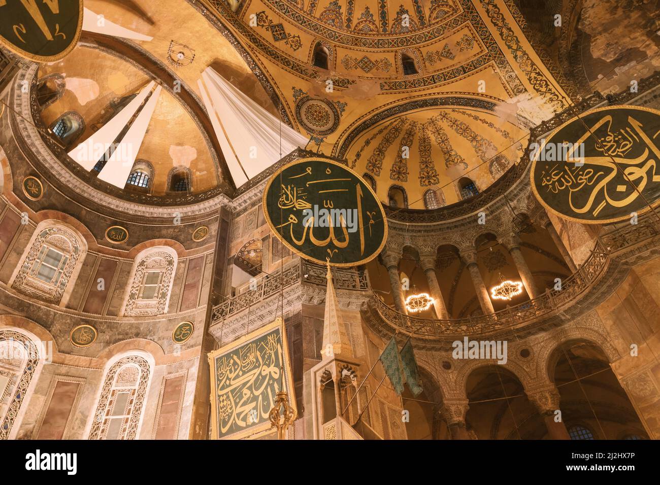 Photo de concept de Ramadan. Calligraphies à Sainte-Sophie ou à Ayasofya à Istanbul. Ramadan ou photo de fond islamique. Istanbul Turquie - 3.27.2022 Banque D'Images