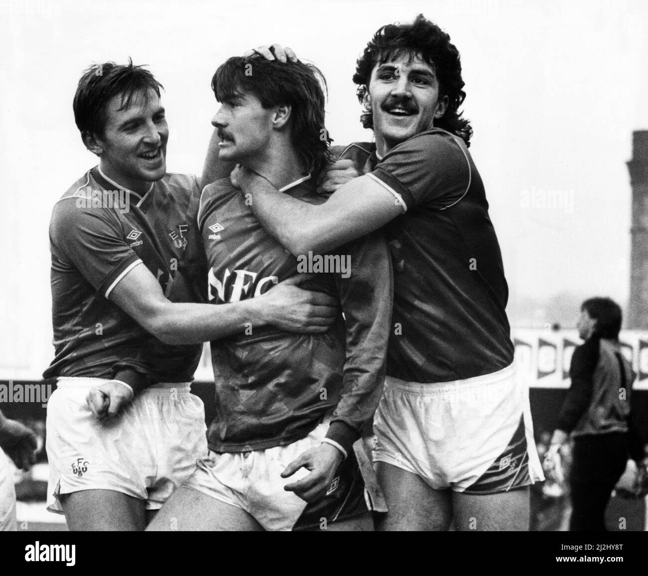 Ian Snodin, le footballeur d'Everton, a été félicité par les coéquipiers Gary Stevens (à gauche) et Paul Wilkinson après avoir obtenu son spectaculaire but gagnant du milieu de terrain avec un titre de balle de plongée dans le match de la coupe FA quatrième tour contre Bradford. 31st janvier 1987. Banque D'Images