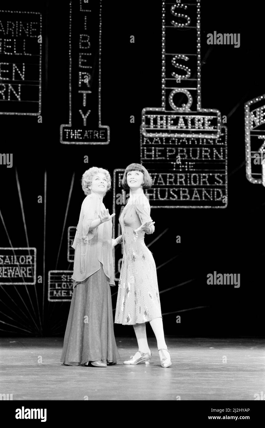Jill Gascoine, vedette de Dorothy Brock dans le West End musical 42nd Street, qui a ouvert en avril 1987 au Théâtre Royal Drury Lane à Londres. Vu ici sur scène avec Catherine Zeta Jones (à droite) qui joue Peggy Sawyer . Jill est surtout connue pour son rôle de Maggie Forbes dans la série télévisée The Gentle Touch. Photo prise le 6th avril 1987 Banque D'Images