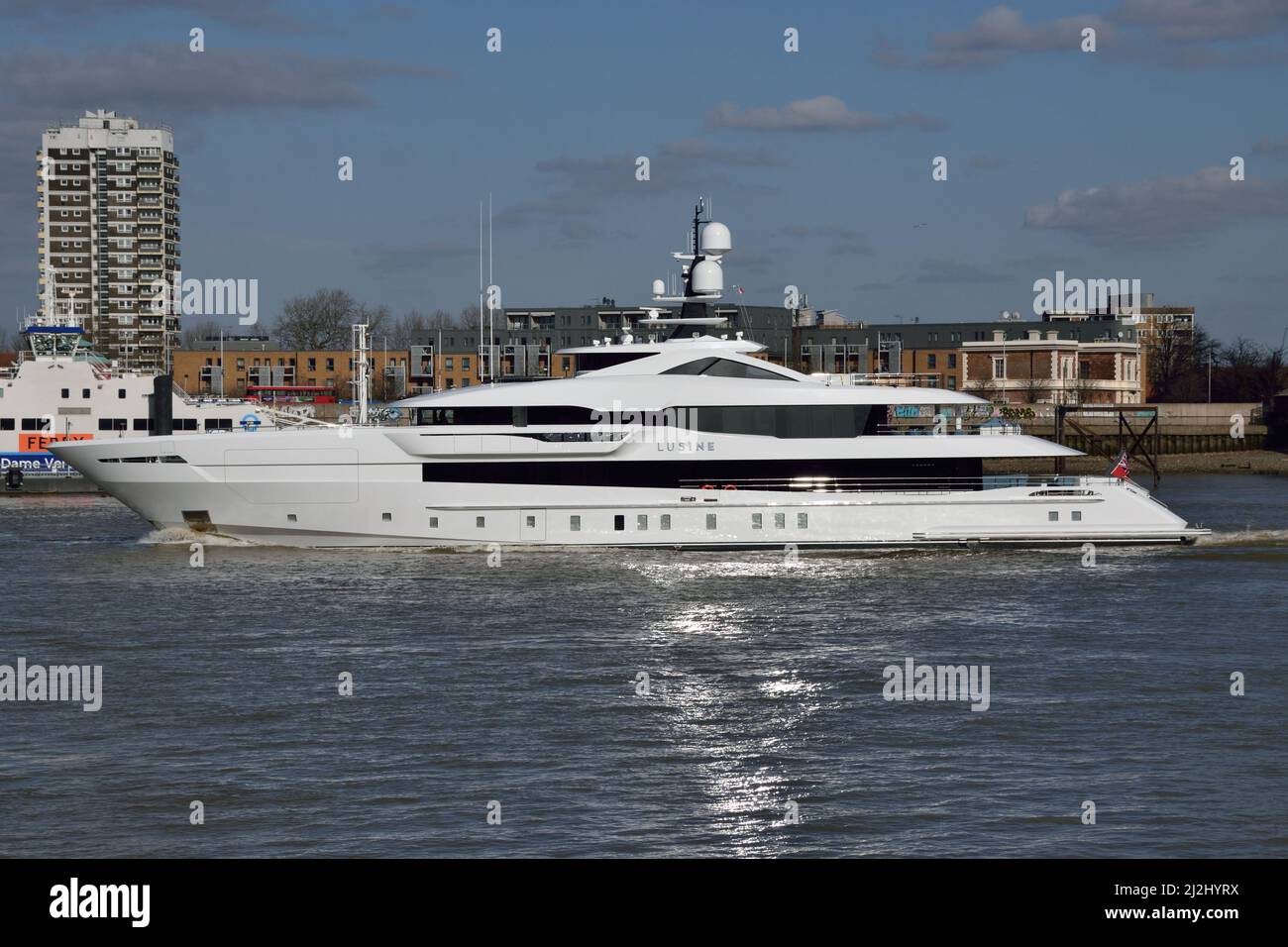 Le yacht de luxe récemment construit LUSINE arrive sur la Tamise à Londres. Banque D'Images