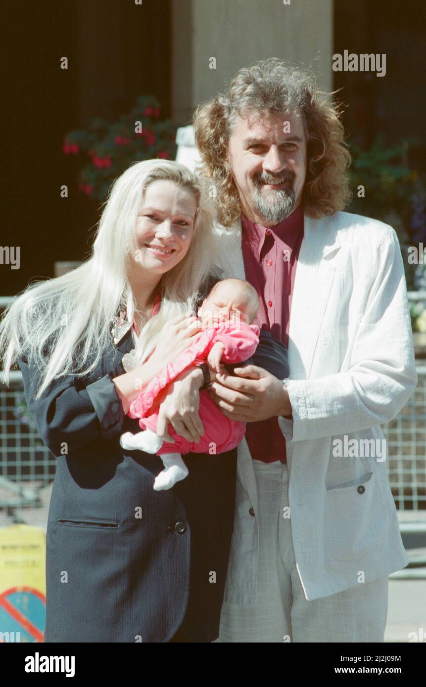 Billy Connolly, Pamela Stephenson et leur nouveau bébé Scarlett Connolly. 6th août 1988. Banque D'Images