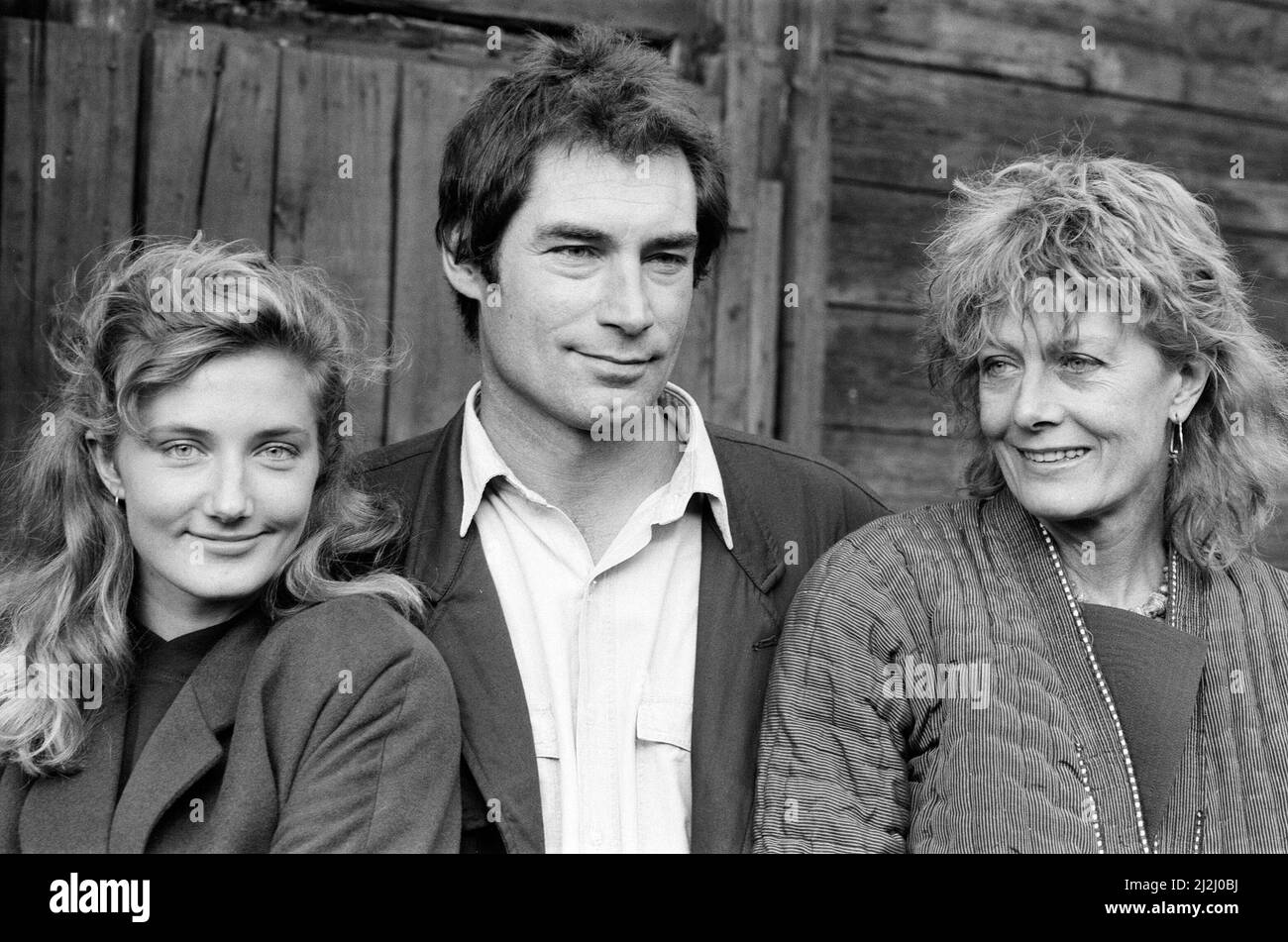 L'actrice Vanessa Redgrave et sa fille Joely Richardson avec Timothy Dalton à Londres pour répéter la production de Young Vic de « A Touch of the Post » d'Eugene O'Neill. La pièce est prévue en 1828 et s'ouvre à Brighton le 23 février et à Londres West End le 8 mars. 4th janvier 1988. Banque D'Images