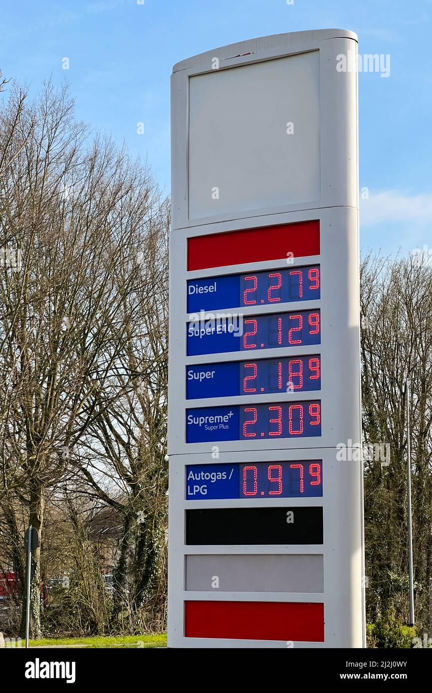 Prix extrêmement élevés et coûteux du carburant dans une station-service en Allemagne en mars 2022 à la suite de la guerre Banque D'Images