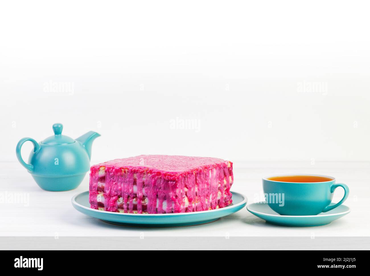 Biscuit maison, tarte à la framboise et une tasse de thé sur une table en bois blanc. CopySpace. Banque D'Images