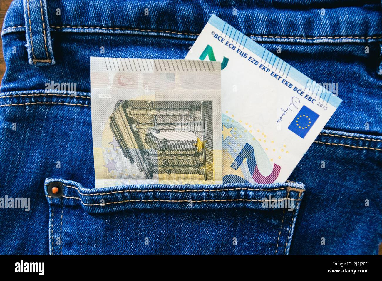 billets en euros dans la poche de jeans gros plan Banque D'Images
