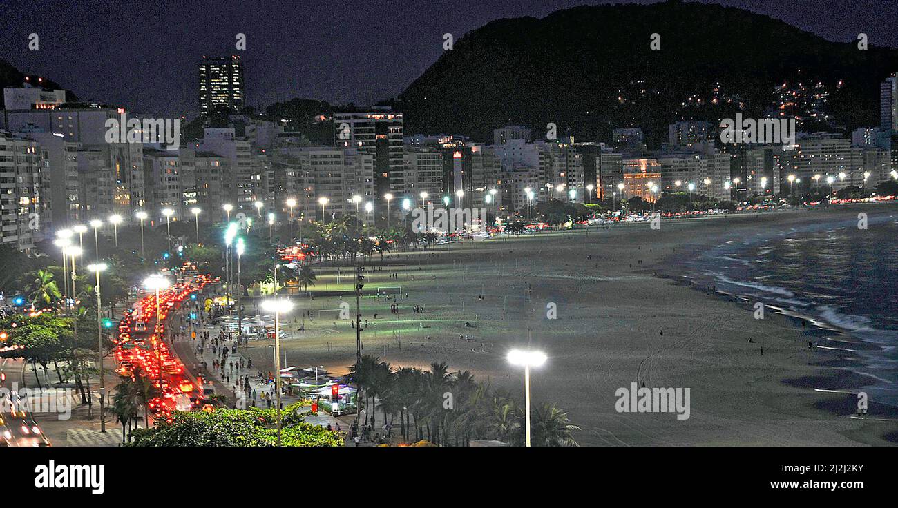 Plage de Copacabana la nuit, Rio de Janeiro, Brésil Banque D'Images