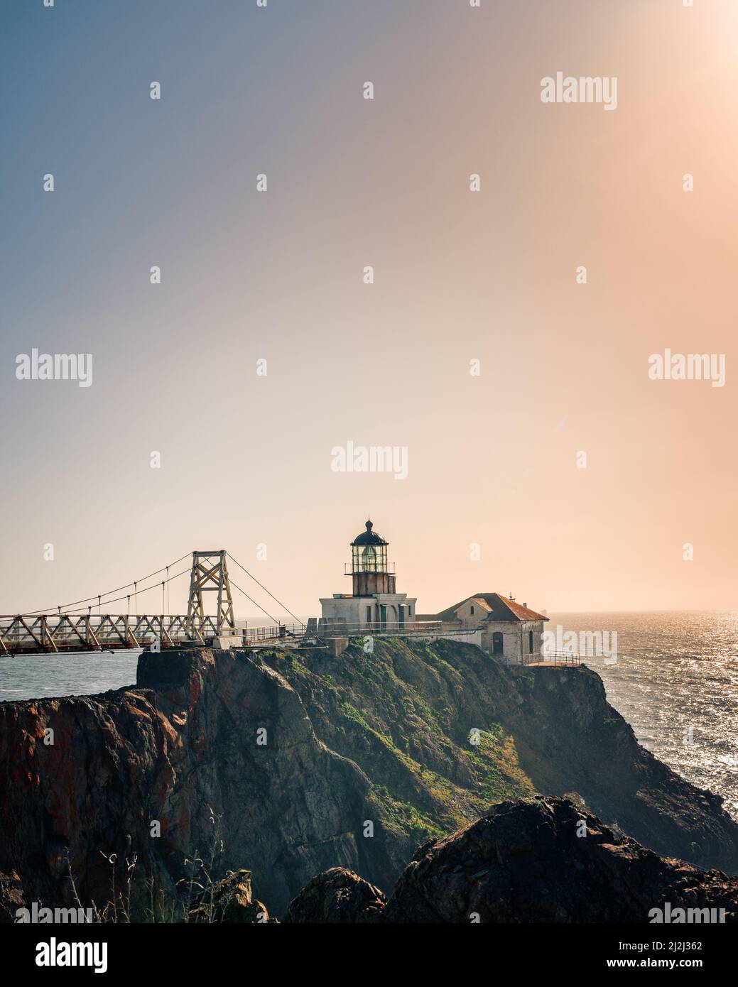 Une photo verticale du phare de point Bonita au coucher du soleil à San Francisco. Banque D'Images