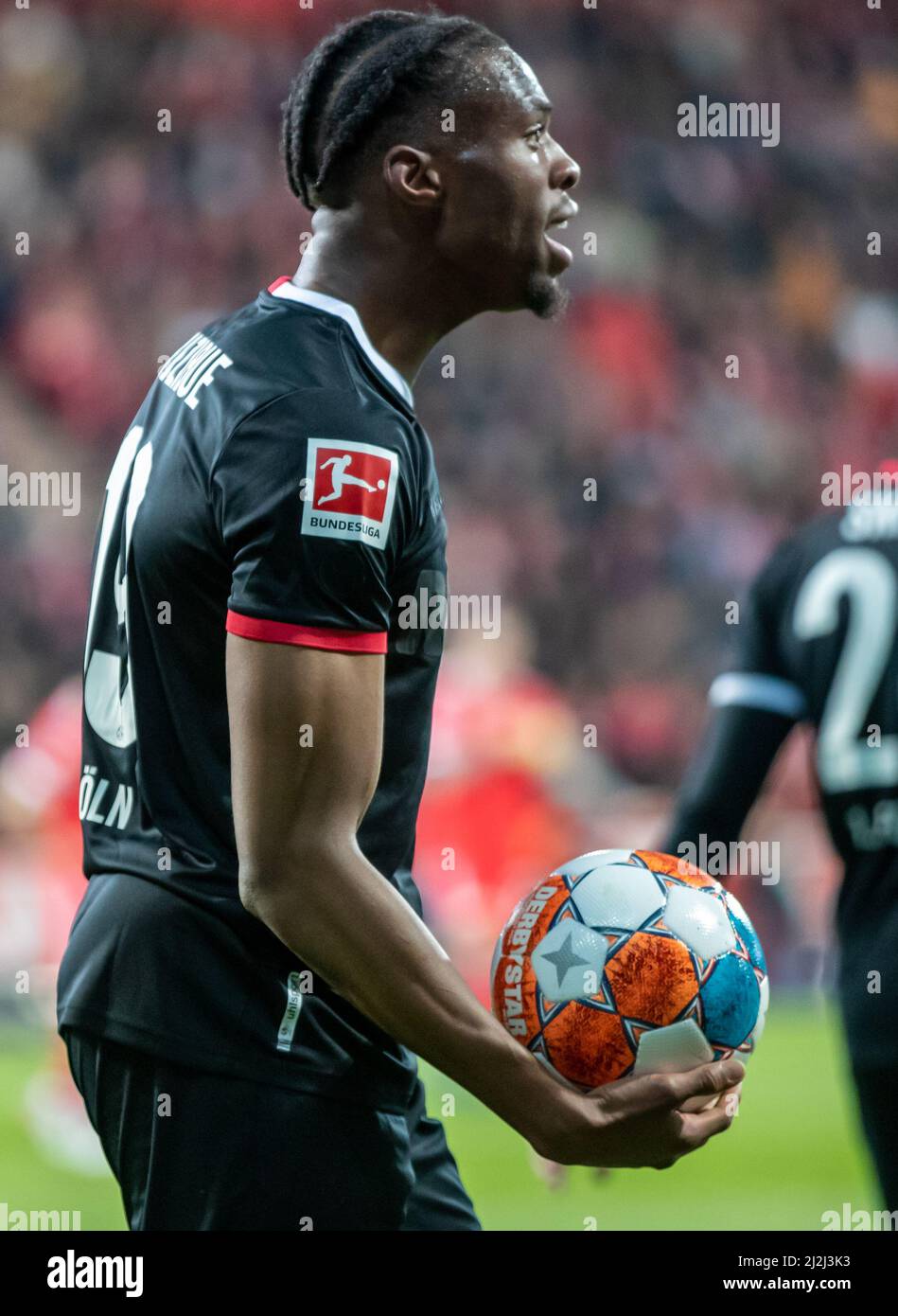 Berlin, Allemagne. 01st avril 2022. Football: Bundesliga, 1. FC Union Berlin - 1. FC Köln, Matchday 28, an der Alten Försterei. Kingsley Ehizibue du FC Köln tient une balle de football dans sa main et crie quelque chose. Crédit : Andreas Gora/dpa - REMARQUE IMPORTANTE : Conformément aux exigences de la DFL Deutsche Fußball Liga et de la DFB Deutscher Fußball-Bund, il est interdit d'utiliser ou d'avoir utilisé des photos prises dans le stade et/ou du match sous forme de séquences et/ou de séries de photos de type vidéo./dpa/Alay Live News Banque D'Images