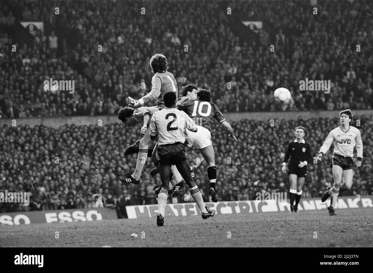 Manchester United 2-0 Arsenal, Old Division One, Old Trafford, janvier 24th 1987.(photo) Terry Gibson (no.10) et Paul Davis (no.2) défi pour le ballon avec le gardien de but d'Arsenal John Lukic. Banque D'Images