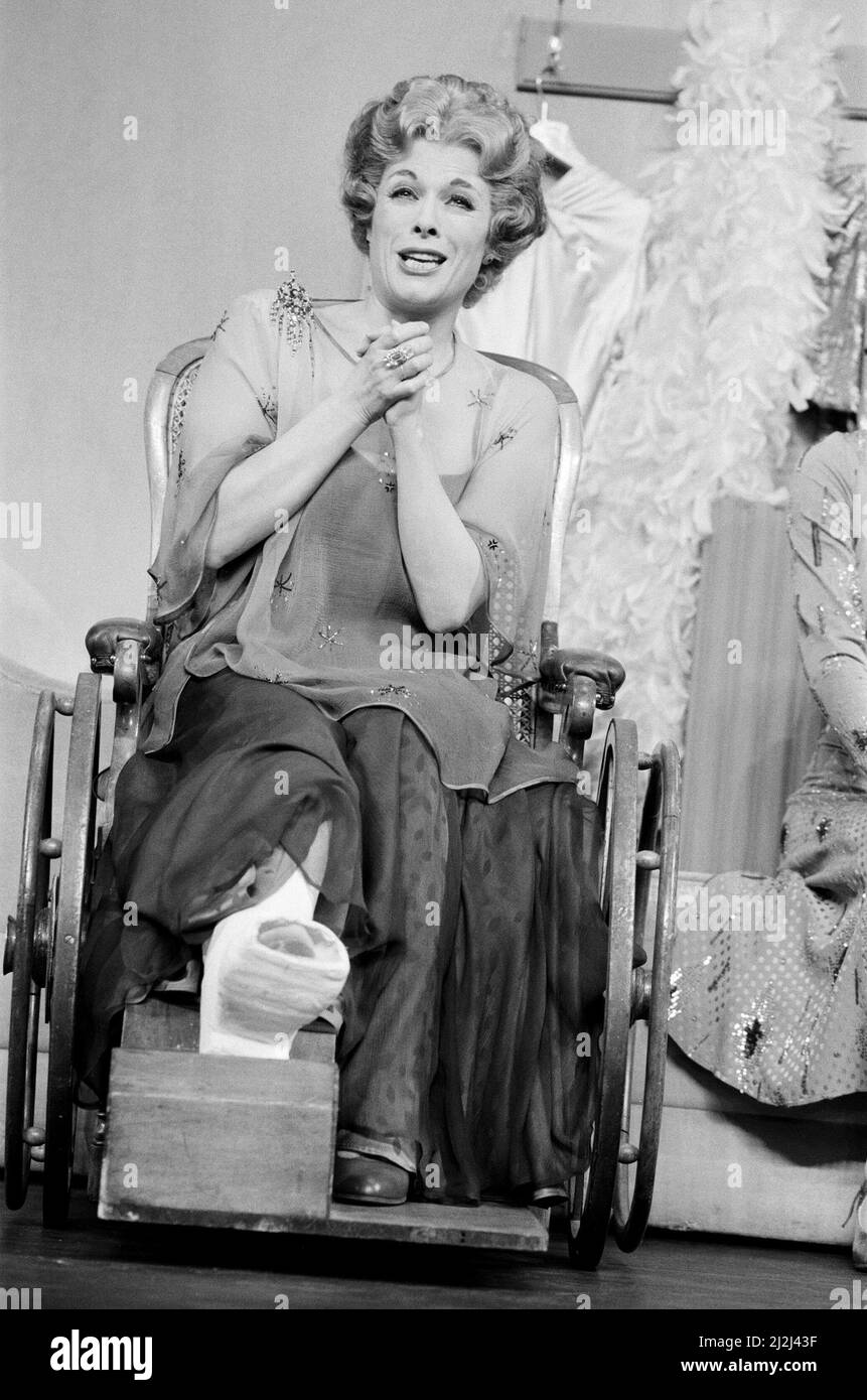 Jill Gascoine, vedette de Dorothy Brock dans le West End musical 42nd Street, qui a ouvert en avril 1987 au Théâtre Royal Drury Lane à Londres. Jill est surtout connue pour son rôle de Maggie Forbes dans la série télévisée The Gentle Touch. Photo prise le 6th avril 1987 Banque D'Images