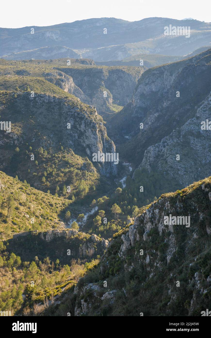 Regardant vers le bas Barranc del Infierno à Benimaurell, Vall de Laguar, Marina Alta, Alicante Prov. Comunidad Valenciana, Espagne Banque D'Images