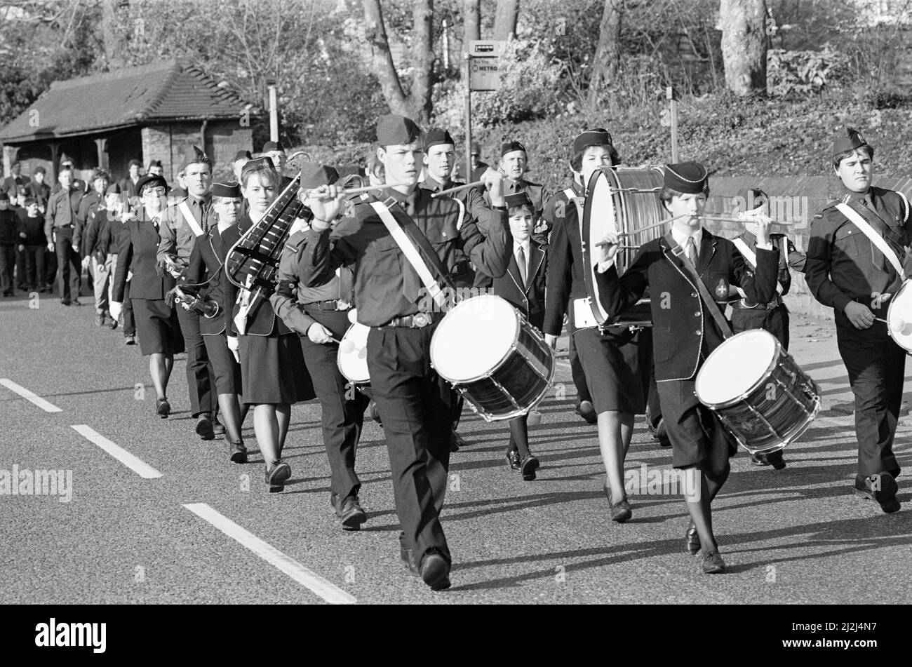 En parade... Les compagnies de la Brigade des garçons de la division Pennine du bataillon du Yorkshire se sont jointes à un défilé à Mirfield. Les groupes des compagnies Mirfield et Harrogate ont joué comme ils ont marché à un service à l'église unie réformée de Hopton qui a été dirigé par le Rev Frank Hall ? Qui est également aumônier de la société Mirfield 1st ? Et le Rév Michael Wear, l'aumônier du bataillon et un ancien ministre Hopton. Il y avait aussi la députée de Dewsbury, Ann Taylor, tandis que le maire adjoint de Kirklees, le CLR Leonard Drake, a pris le salut après le service. 30th octobre 1988. Banque D'Images