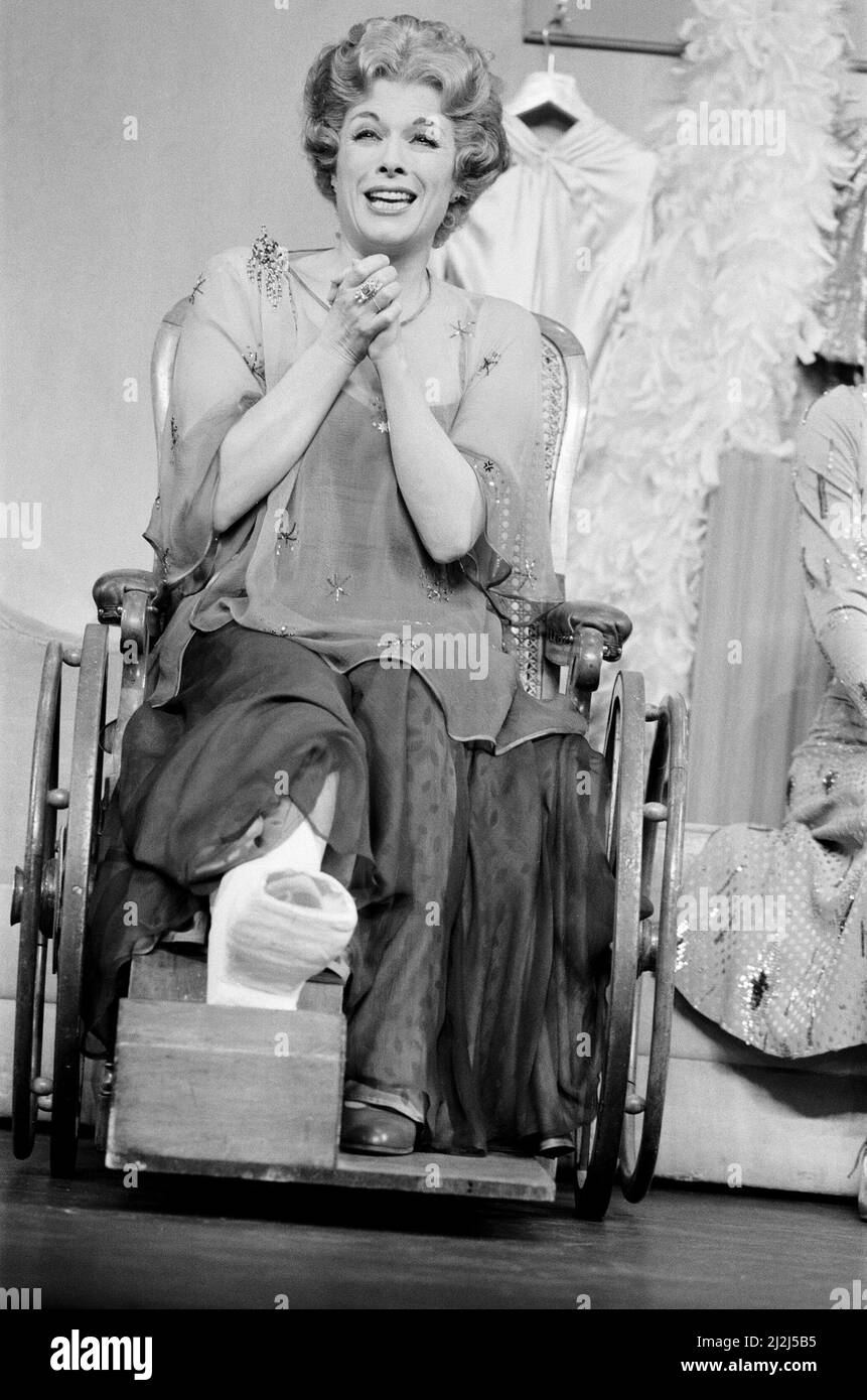 Jill Gascoine, vedette de Dorothy Brock dans le West End musical 42nd Street, qui a ouvert en avril 1987 au Théâtre Royal Drury Lane à Londres. Jill est surtout connue pour son rôle de Maggie Forbes dans la série télévisée The Gentle Touch. Photo prise le 6th avril 1987 Banque D'Images