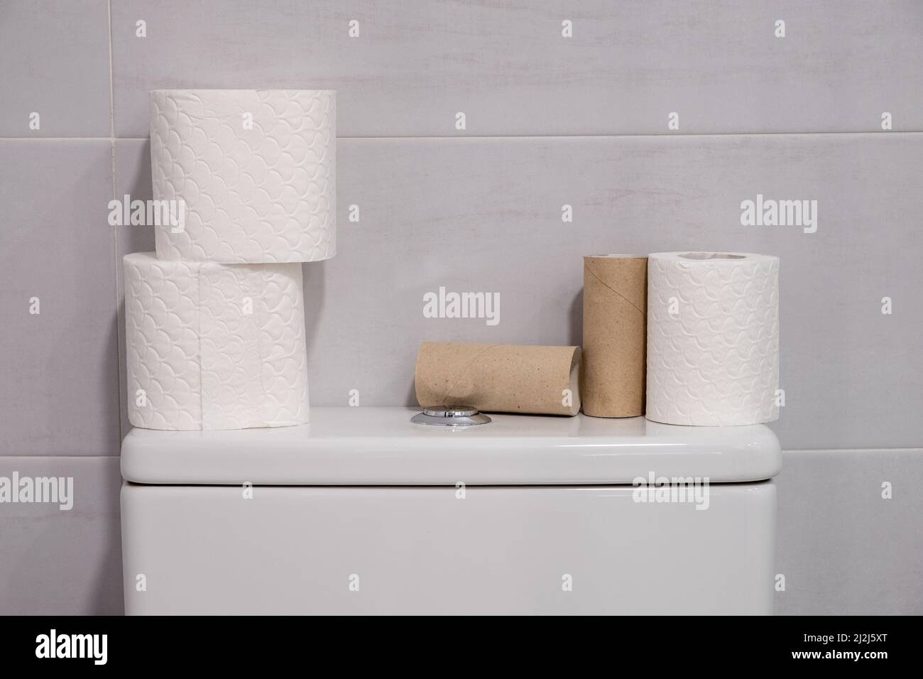 rouleaux de papier toilette dans la salle de bains Banque D'Images