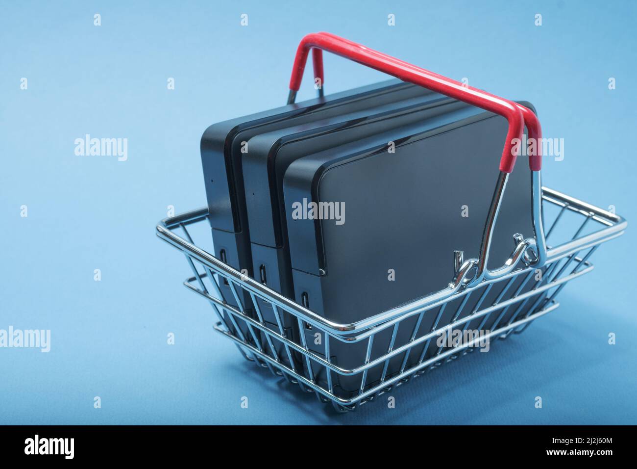 Pile de disques durs dans un panier. Banque D'Images