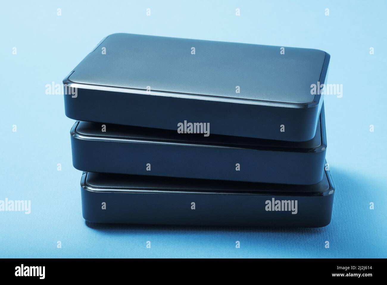 Pile de disques durs sur fond bleu. Banque D'Images