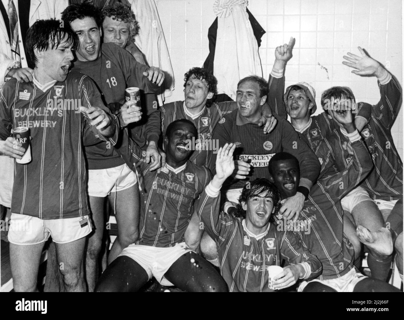 Sport - football - Cardiff City 1987-1988 - les joueurs de Cardiff City célèbrent leur promotion dans le dressing après le match contre Crewe - Back Row - L à R - Brian McDermott, Mike Ford, Nicky Platnauer, Nigel Stevenson, George Wood Phil Bater, Paul Wheeler. Première rangée - Steve Mardenborough, Mark Kelly et Kevin Bartlett - 2nd mai 1988. Banque D'Images
