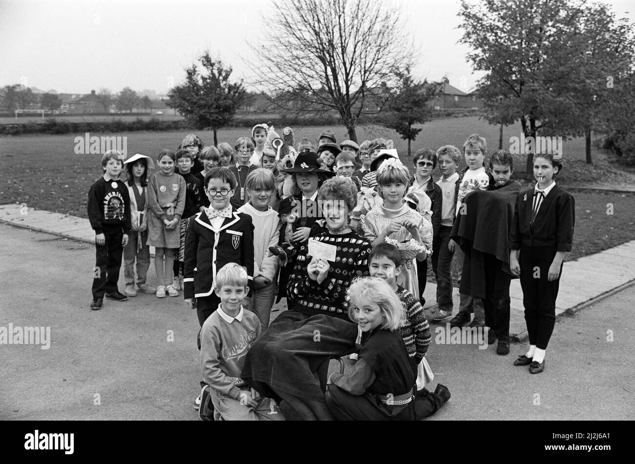 Worzel Gummidge, Billy Bunter et Madonna ont aidé à recueillir des fonds pour l'appel de l'examinateur Bodyscanner. La classe 3W de l'école Honley Junior a payé le privilège d'aller à l'école en robe de fantaisie et trois des jeunes ont choisi les célèbres “noms” comme thème. Les jeunes de neuf et 10 ans ont élevé un super £18,04 pour l'appel de bodyscanner et ici, ils sont vus remettre le chèque à tous les organisateurs de votre page Margaret Overend, qui les ont visités à l'école pour voir le travail dur qu'ils avaient mis dans l'assemblage des costumes. 3rd novembre 1987. Banque D'Images