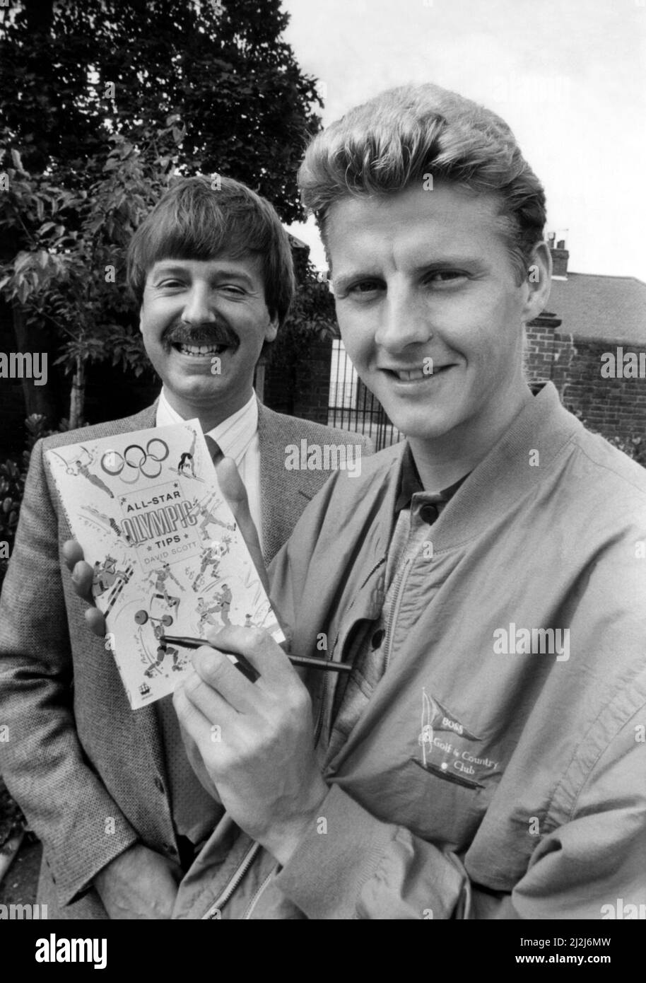 L'athlète Steve Cram Steve Cram avec un homme inconnu et le livre All-Star Olympic Tips de David Scott 3 août 1988 Banque D'Images