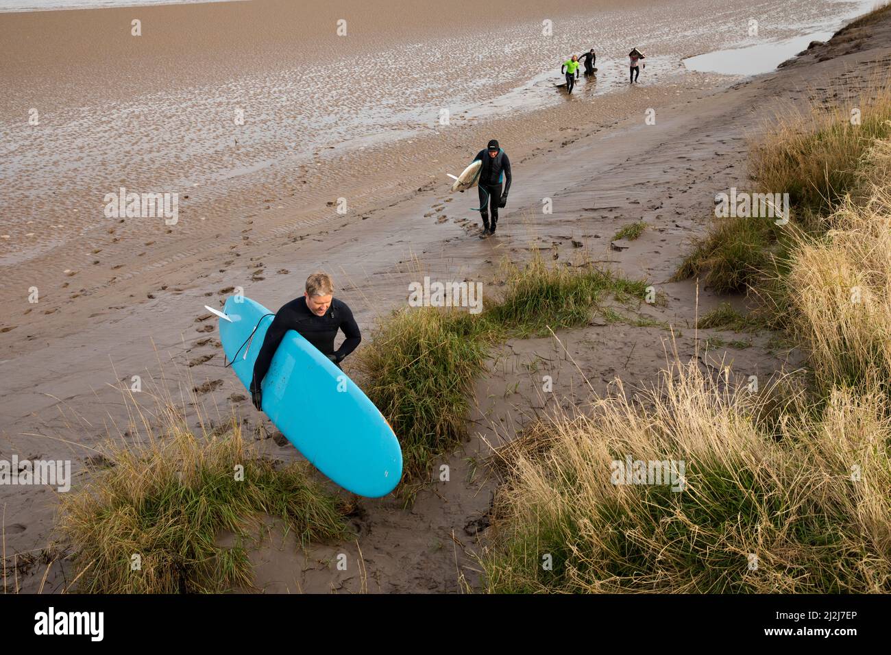 Arlingham, Gloucestershire. Royaume-Uni. 2nd avril 2022. Les surfeurs brave les eaux froides de la rivière Severn à Spring Tide pour attraper le Severn Bore. Un phénomène naturel qui se produit lorsque la marée repousse contre la rivière qui coule et crée une vague. Arlingham. Gloucestershire. Royaume-Uni. 2nd avril 2022. Image de: Alexander Caminada. Credit: Alexander Caminada/Alay Live News Banque D'Images