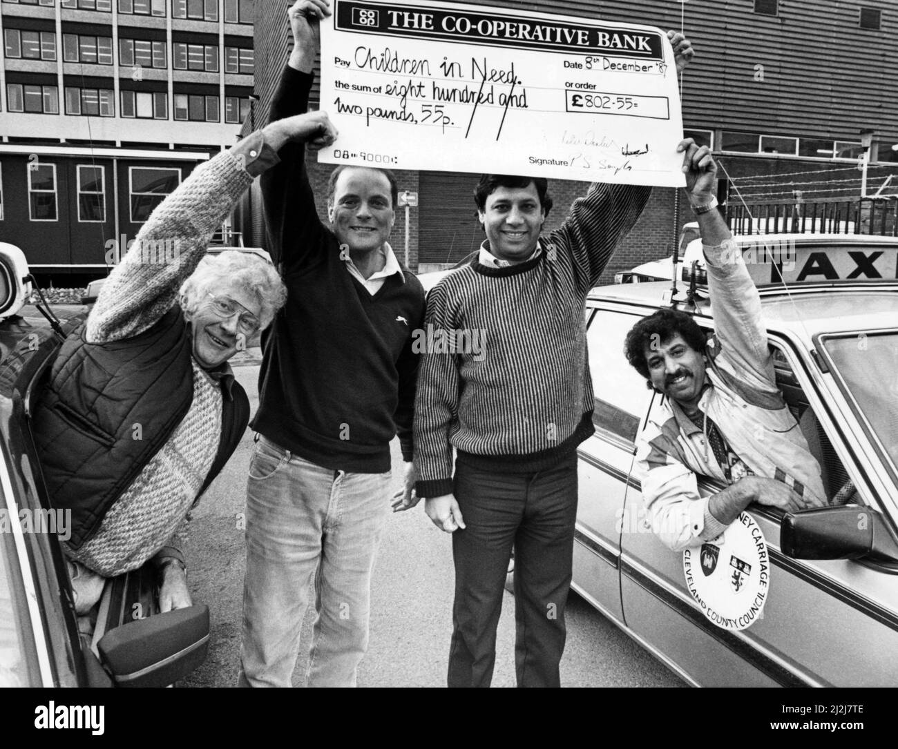 Les cabbies gentils ont été submergés par la générosité des habitants de Cleveland. Les chauffeurs de taxi, membres de la Middlesbrough et de la Langbaugh Hackney Carriage Owners' Association, ont organisé un appel pour les enfants dans le besoin et ont recueilli 802,55 000 livres sterling. Peter Darby, secrétaire, Malcolm Liddle, trésorier, Pal Sangha, ashie Mahmood, présidente et organisatrice. 9th décembre 1987. Banque D'Images