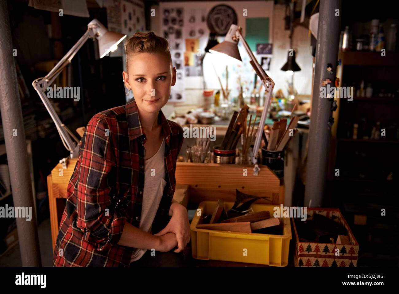 Elle est fière de ce qu'elle peut faire. Photo d'une belle jeune femme assise dans un atelier. Banque D'Images