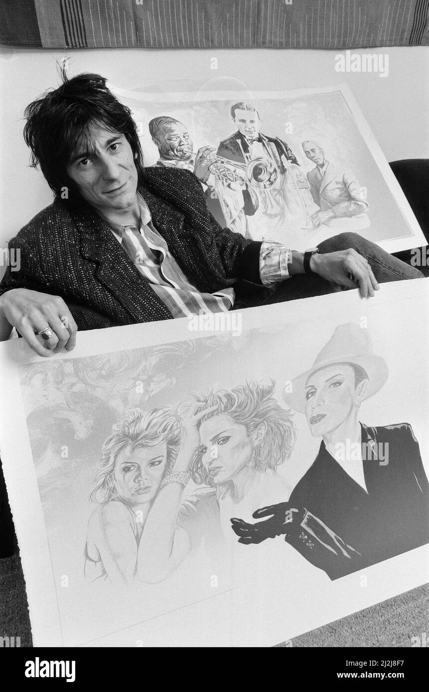 Ronnie Wood, photographié en 1987 avec ses dessins. Ces dessins seraient finalement peints en couleur. Sur cette photo, Ronnie présente Kim Wilde (à gauche) Madonna (au centre) et Annie Lennox (à droite). Musiciens du 1980s. En arrière-plan, il s'agit de Louis Armstrong (à gauche) Leon Bismark 'Bix' Beiderbecke (au centre) et de Bunk Johnson (à droite). Tous les musiciens du 1930s. Photo prise le 20th octobre 1987 Banque D'Images