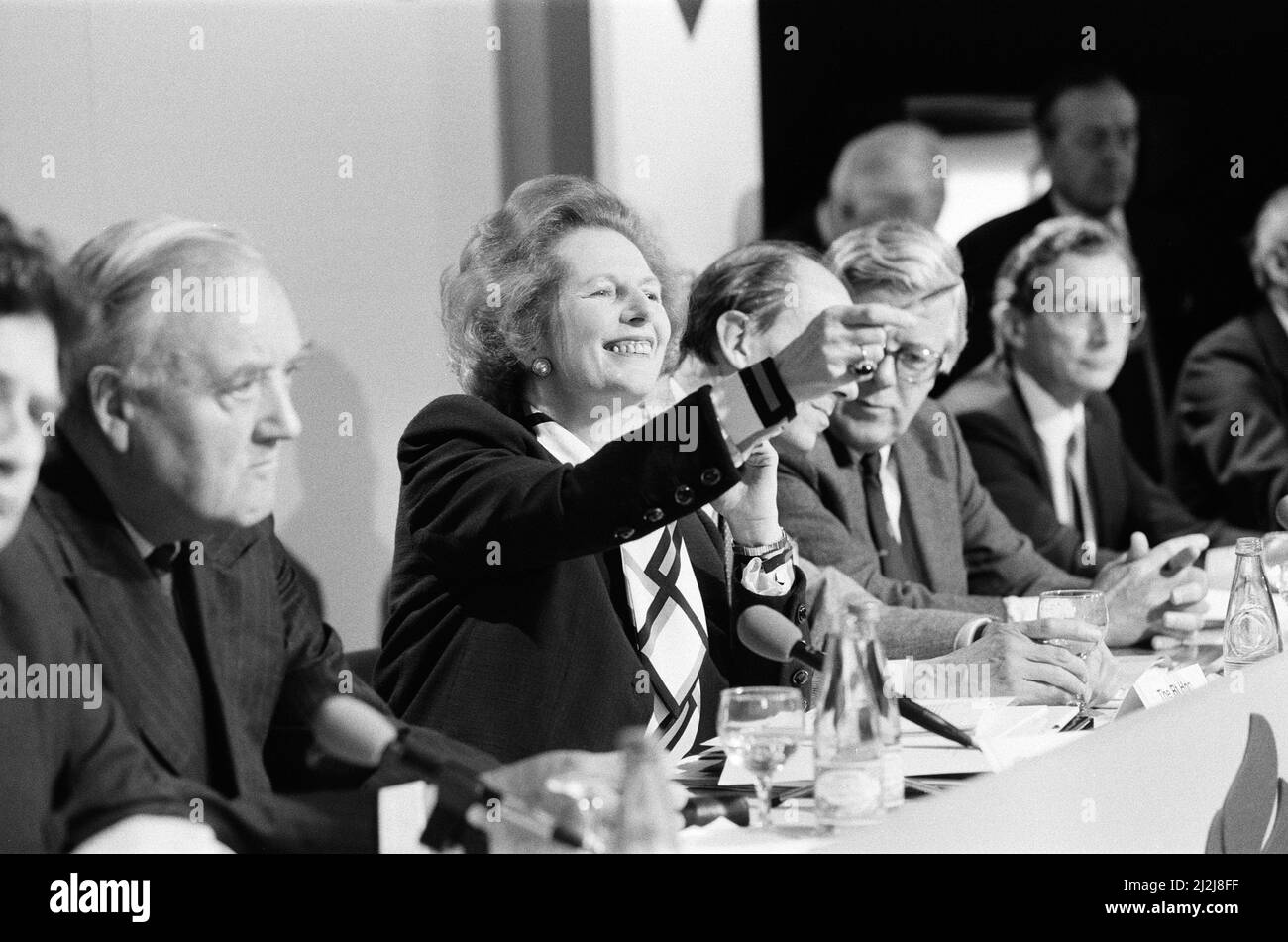 Le Premier ministre Margaret Thatcher dévoile le manifeste du Parti conservateur pour les élections générales de 1987. 19th mai 1987. Banque D'Images