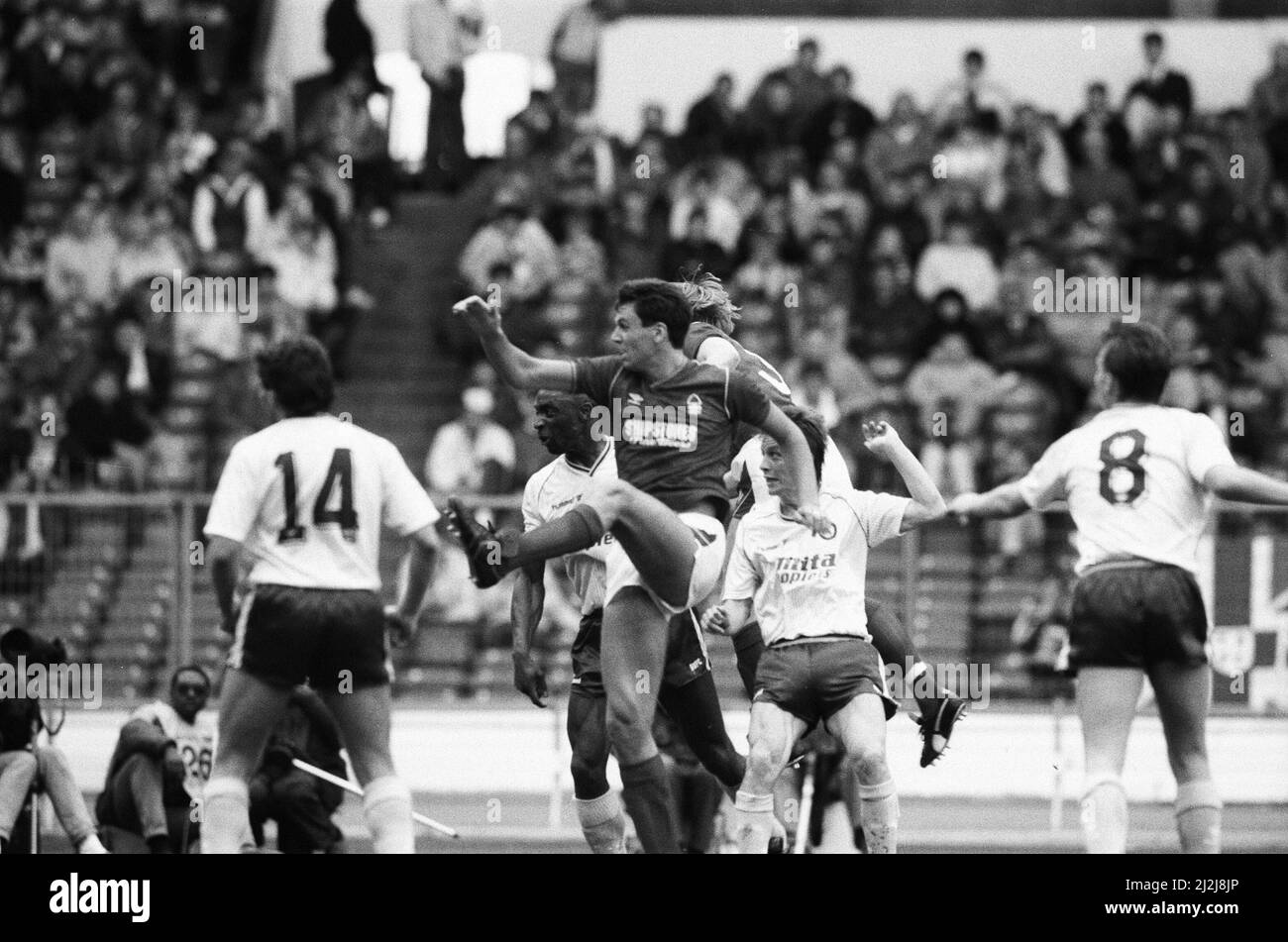 Tournoi du Centenaire de la Ligue de football, également connu sous le nom de Mercantile Credit football Festival, un tournoi amical qui s'est tenu du 16th au 17th avril 1988 au stade Wembley pour célébrer l'anniversaire de la Ligue de football 100th. 12 équipes ont participé au tournoi. Le premier jour de la compétition consistait en des tours d'ouverture et des quarts de finale, et il s'agissait de matchs de 40 minutes. Notre photo montre ... le tour d'ouverture action match, samedi 16th avril 1988. Banque D'Images