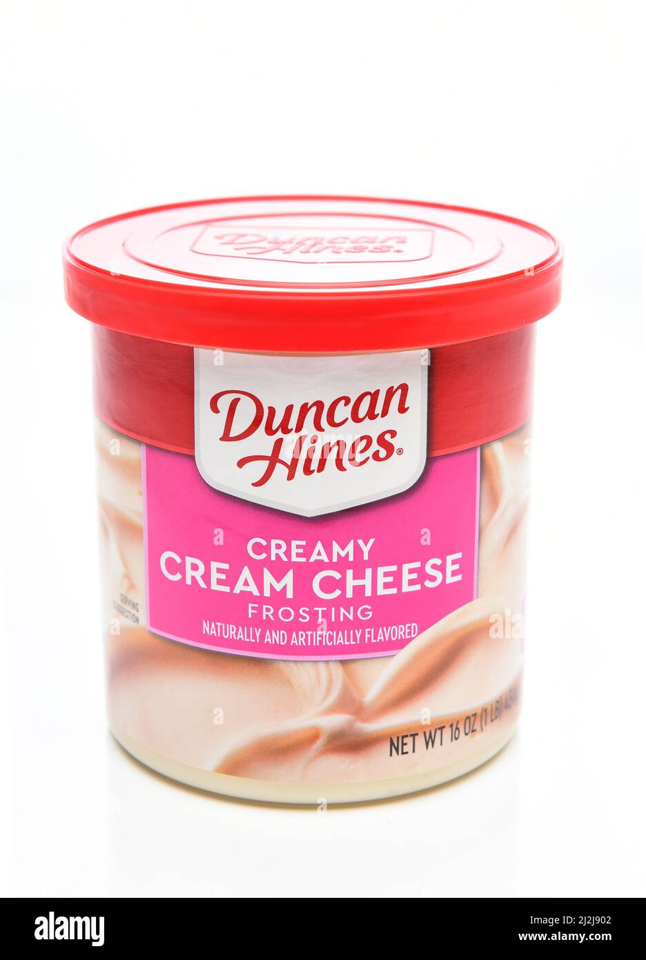 IRVINE, CALIFORNIE - 1 avril 2022 : une canette de fromage à la crème Duncan Hines Frosting. Banque D'Images