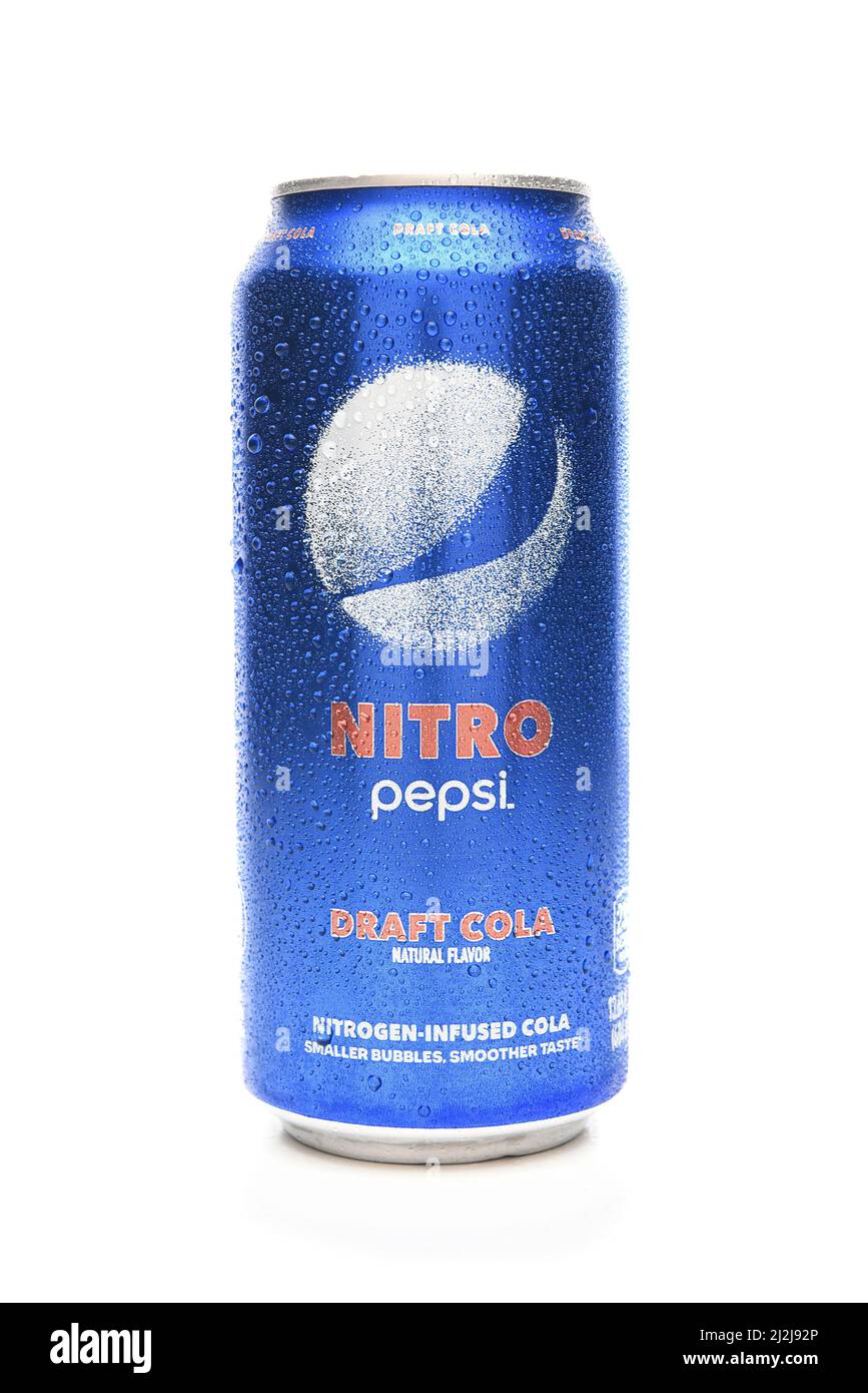 IRVINE, CALIFORNIE - 1 avril 2022 : une canette de Nitro Pepsi, un pré-Cola imprégné d'azote. Banque D'Images
