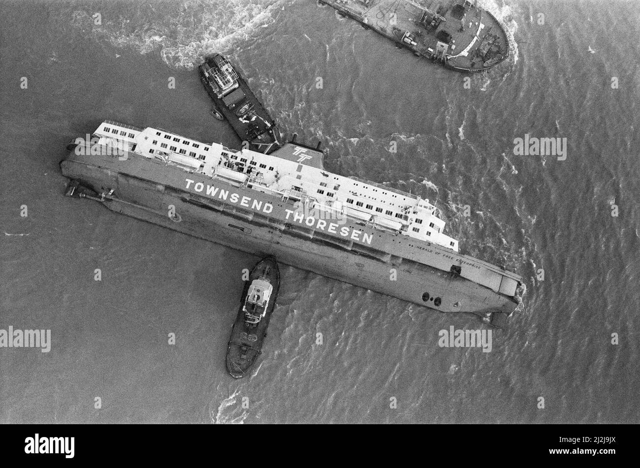 Vue aérienne montrant le Herald of Free Enterprise roll-off ferry qui a chaviré des moments après avoir quitté le port belge de Zeebrugge dans la nuit du 6th mars 1987, tuant 193 passagers et l'équipage. Photo prise : 7th mars 1987 Banque D'Images