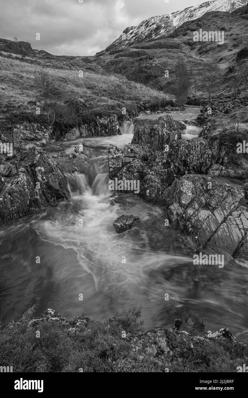 Image de paysage épique en noir et blanc de River COE dans les Highlands écossais avec des montagnes en arrière-plan Banque D'Images