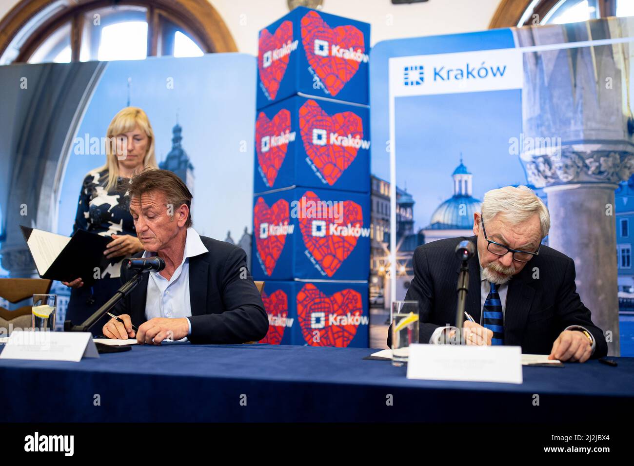 Cracovie, Pologne. 23rd mars 2022. Sean Penn (L) siège à côté de Jacek Majchrowski (R), président de Cracovie, lors d'une conférence de presse. Crédit : SOPA Images Limited/Alamy Live News Banque D'Images