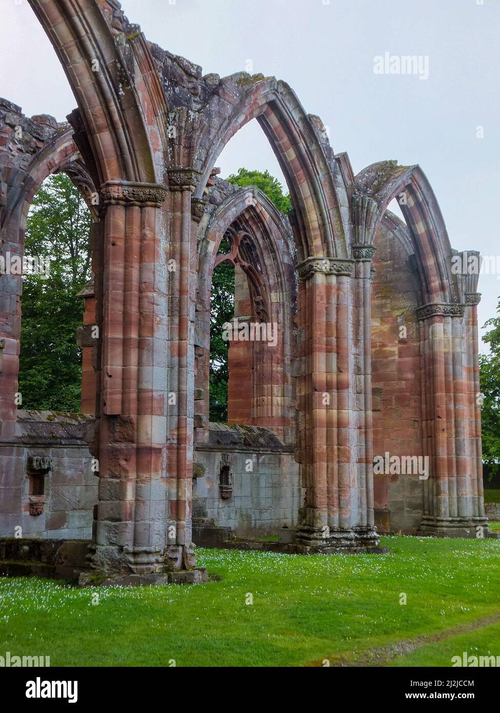 Les ruines de l'abbaye médiévale de Melrose à Melrose, en Écosse, au Royaume-Uni. Banque D'Images