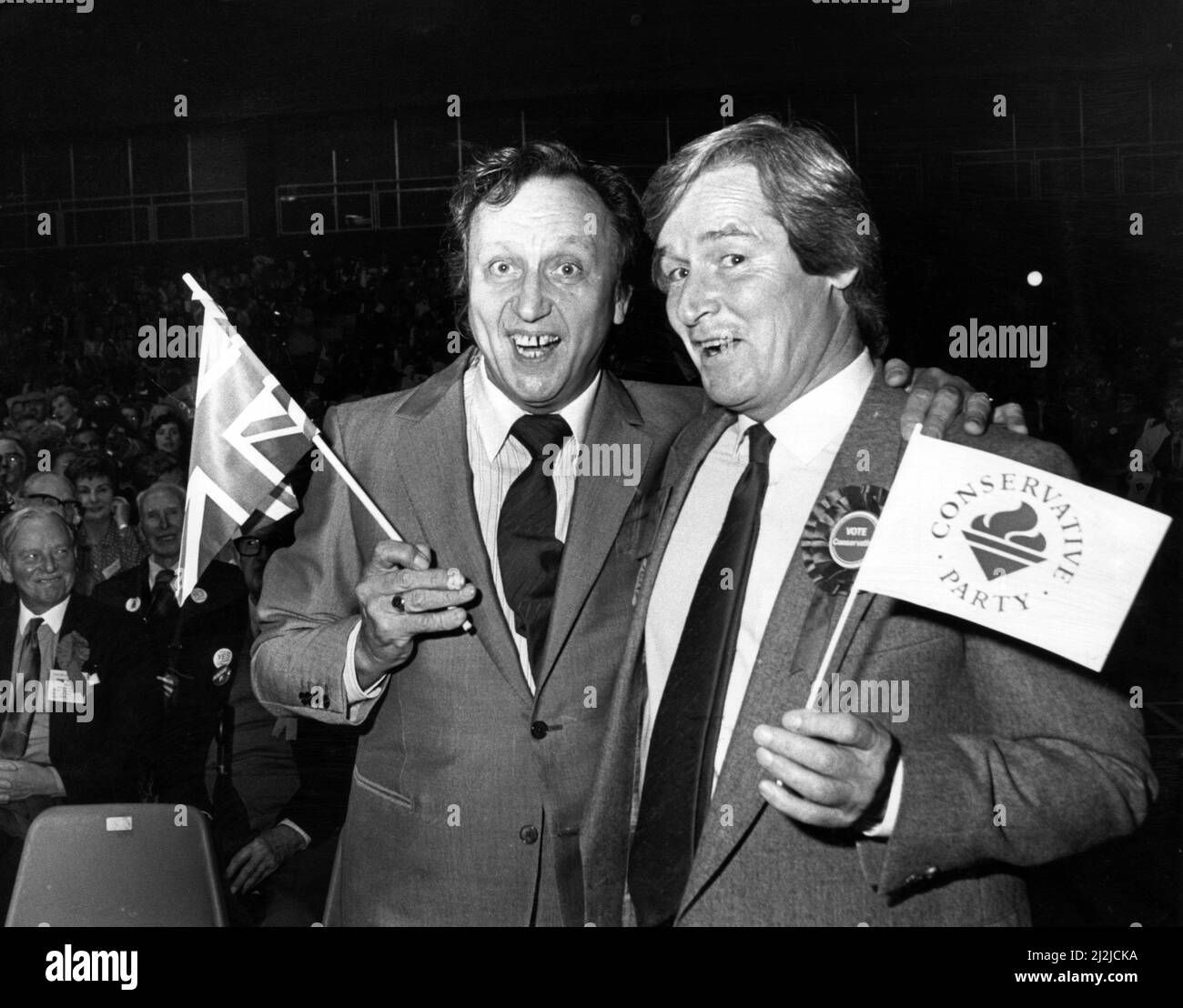 Ken Dodd et William Roache lors d'un rassemblement du parti conservateur. 6th juin 1987. Banque D'Images