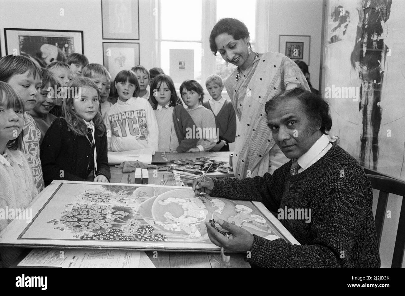 Quand l'est rencontre l'Ouest... représentant une scène d'une légende indienne célèbre est l'artiste distingué Prof Pammi Lall et Vayu Naidu, du Théâtre d'atelier de l'Université de Leeds. Ils sont photographiés à la Galerie Easthorpe, Mirfield, avec des élèves de la Roberttown Junior and Infant School. Le professeur Lall, doyen de la faculté des beaux-arts de l'université hindoue de Benares en Inde, est invité du département d'éducation de Kirklees en tant qu'artiste en résidence ce mois-ci et est basé à la Galerie Easthorpe cette semaine. On le voit travailler sur une image qui représente l'un des rares moments de tranquillité dont jouit la figure de tête Banque D'Images