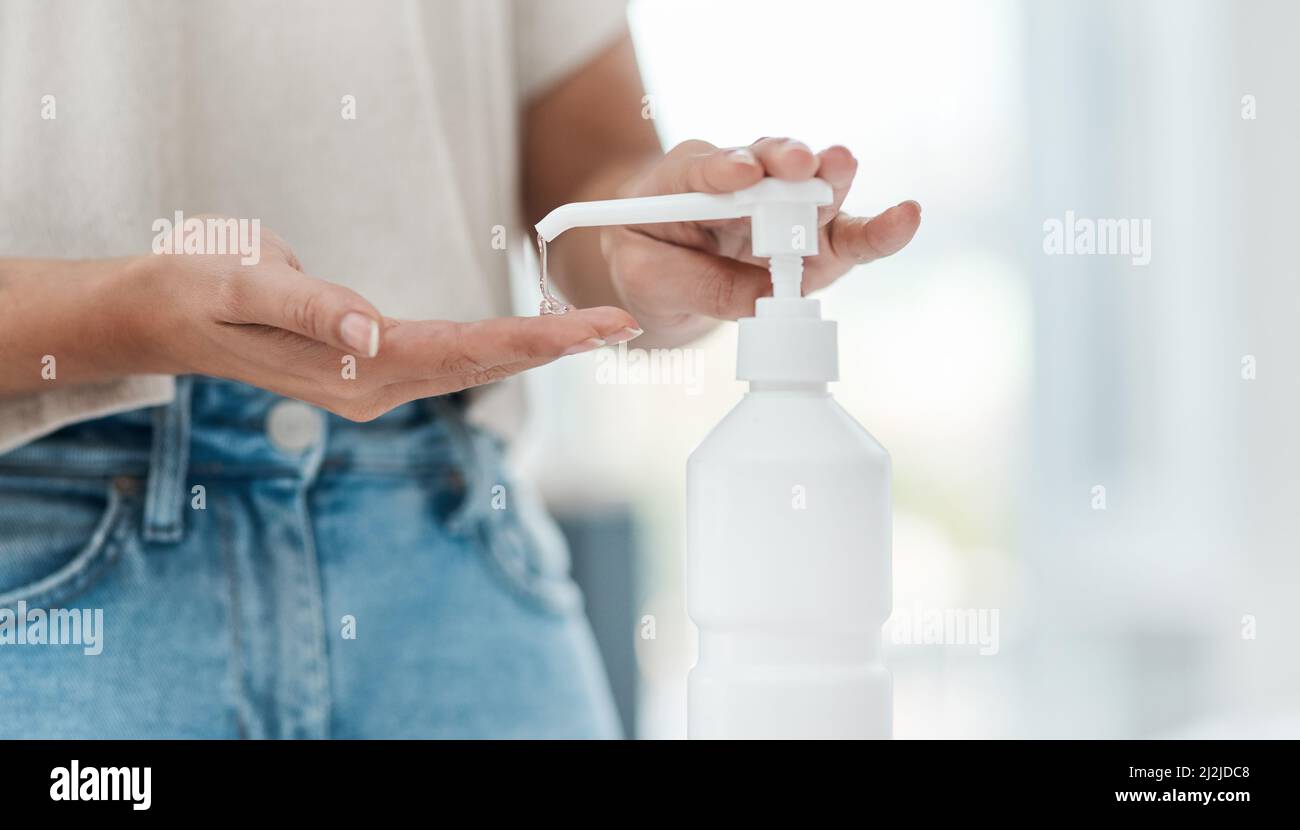 Les désinfectants pour les mains à base d'alcool aident à prévenir la propagation des germes. Photo d'une femme non reconnaissable qui désinfecte ses mains. Banque D'Images