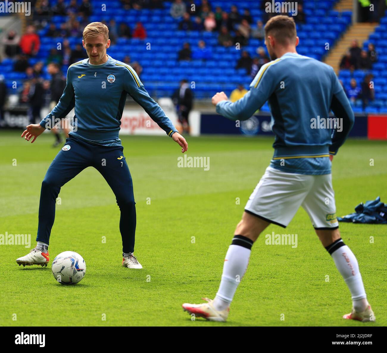 2nd avril 2022 ; Cardiff City Stadium, Cardiff, pays de Galles ; Championnat de football, Cardiff City contre Swansea ; Flynn Downes de Swansea City se réchauffe avec ses coéquipiers avant le match Banque D'Images