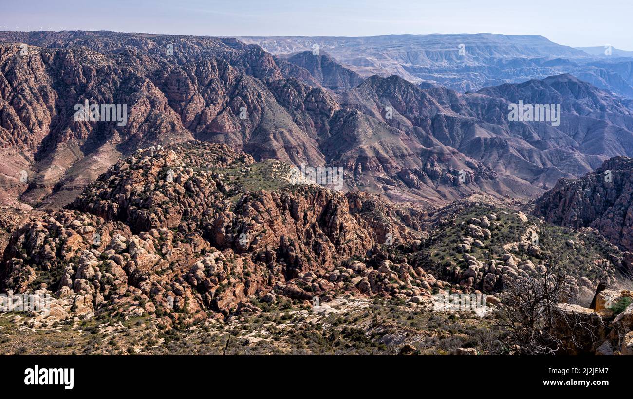 Magnifique paysage de montagnes désertiques. Wadi Dana, Jordanie. Banque D'Images