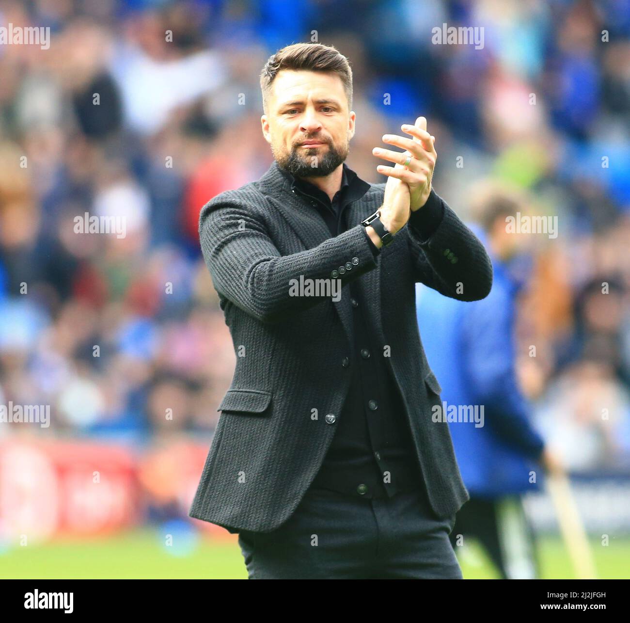 2nd avril 2022 ; Cardiff City Stadium, Cardiff, pays de Galles ; Championnat de football, Cardiff City contre Swansea ; Russell Martin, directeur de Swansea City, applaudit les fans de voyage avant le coup d'envoi Banque D'Images