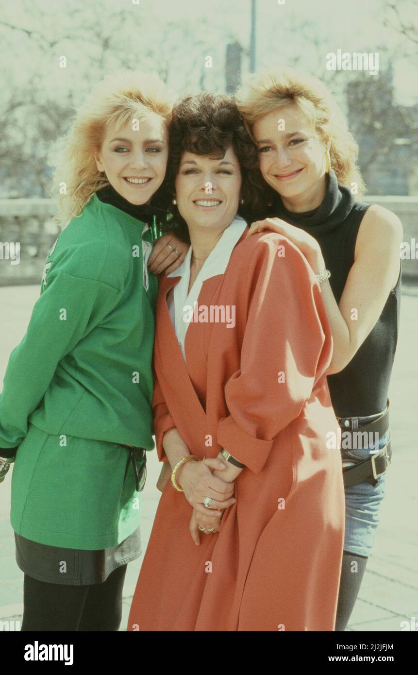 La fonte des YEUX DE CHATS. Série TV Detective. C.A.T.S. Eyes était une série télévisée britannique réalisée par TV pour ITV entre 1985 et 1987. La série a été tirée du Gentle Touch et a vu Jill Gascoine reprendre son rôle en tant que Maggie Forbes, ayant quitté la police pour rejoindre une agence de détective privée entièrement féminine appelée « Eyes », basée à Kent, qui est en fait un front pour une équipe de bureau à domicile appelée C.A.T.S. (Activités secrètes Thames Section). L'image s'affiche de gauche à droite. Leslie Ash, Jill Gascoine et Tracy Louise Ward. Photo prise le 15th septembre 1988 Banque D'Images