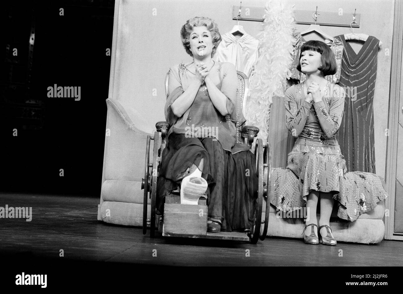 Jill Gascoine, vedette de Dorothy Brock dans le West End musical 42nd Street, qui a ouvert en avril 1987 au Théâtre Royal Drury Lane à Londres. Vu ici sur scène avec Catherine Zeta Jones (à droite) qui joue Peggy Sawyer . Jill est surtout connue pour son rôle de Maggie Forbes dans la série télévisée The Gentle Touch. Photo prise le 6th avril 1987 Banque D'Images