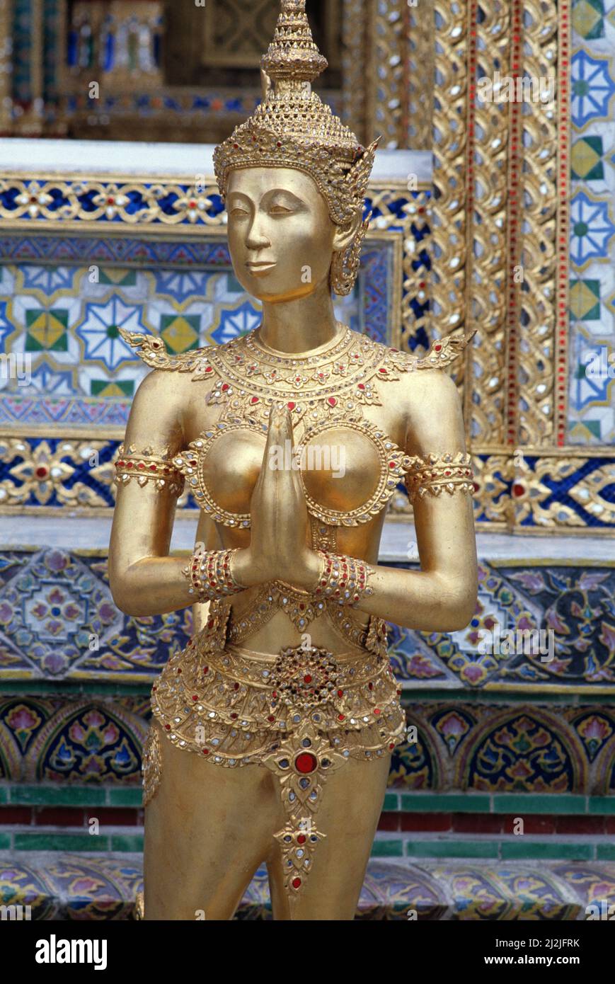 Thaïlande. Bangkok. Grand Palais. Statue de Kinnara dorée. Banque D'Images