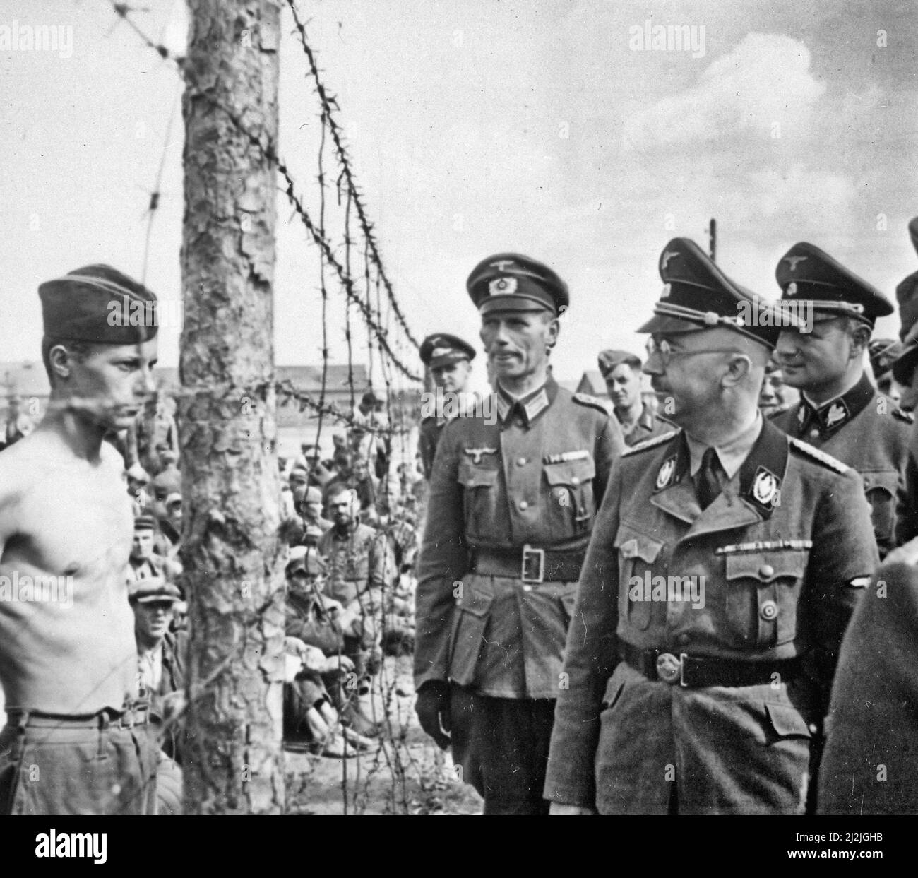 Heinrich Himmler inspecte un camp de prisonniers de guerre en Russie, vers 1941 Banque D'Images