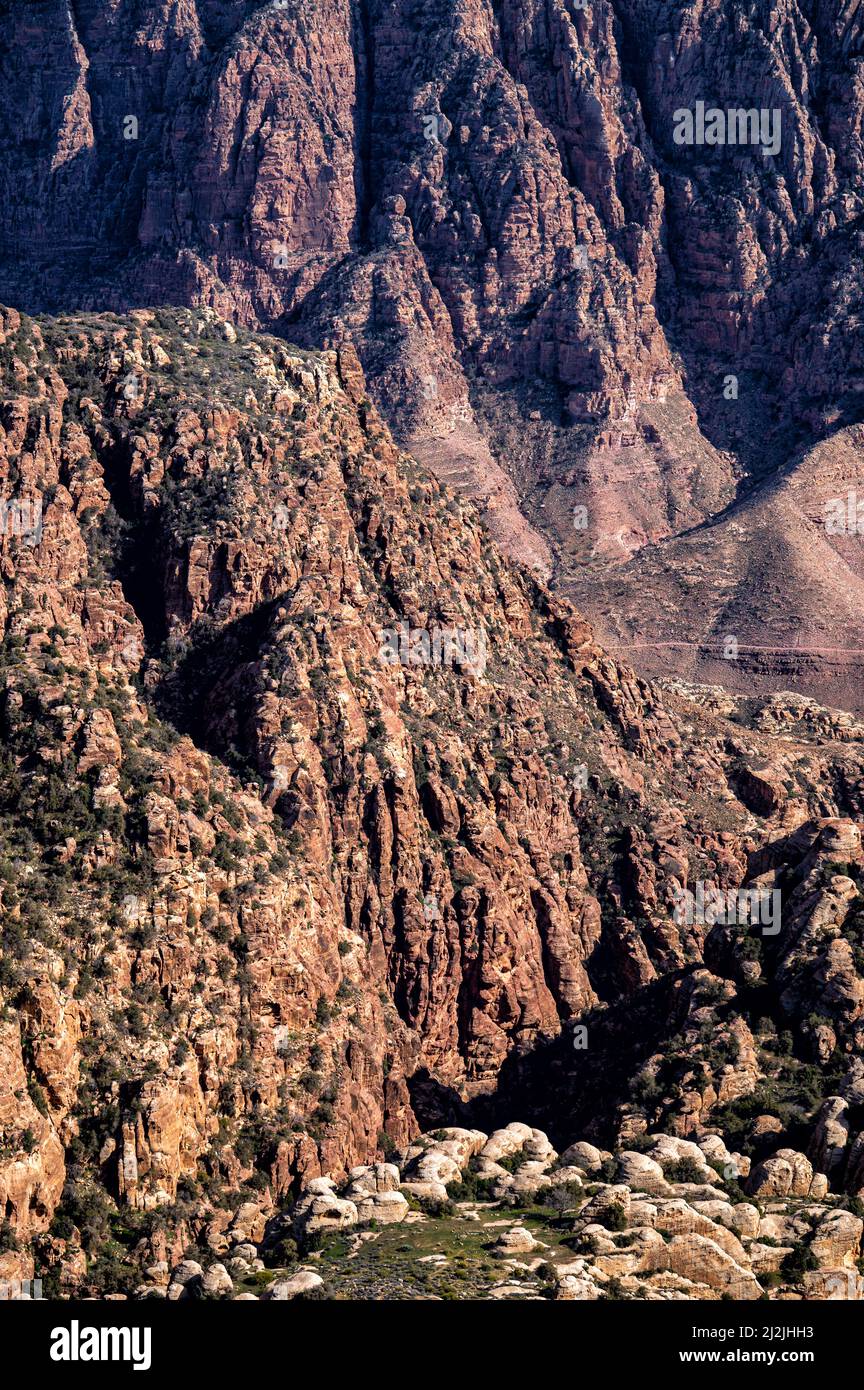 Magnifique paysage de montagnes désertiques. Wadi Dana, Jordanie. Banque D'Images