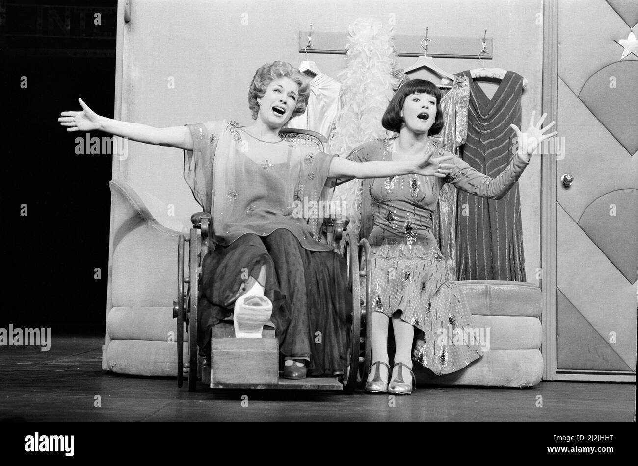 Jill Gascoine, vedette de Dorothy Brock dans le West End musical 42nd Street, qui a ouvert en avril 1987 au Théâtre Royal Drury Lane à Londres. Vu ici sur scène avec Catherine Zeta Jones (à droite) qui joue Peggy Sawyer . Jill est surtout connue pour son rôle de Maggie Forbes dans la série télévisée The Gentle Touch. Photo prise le 6th avril 1987 Banque D'Images
