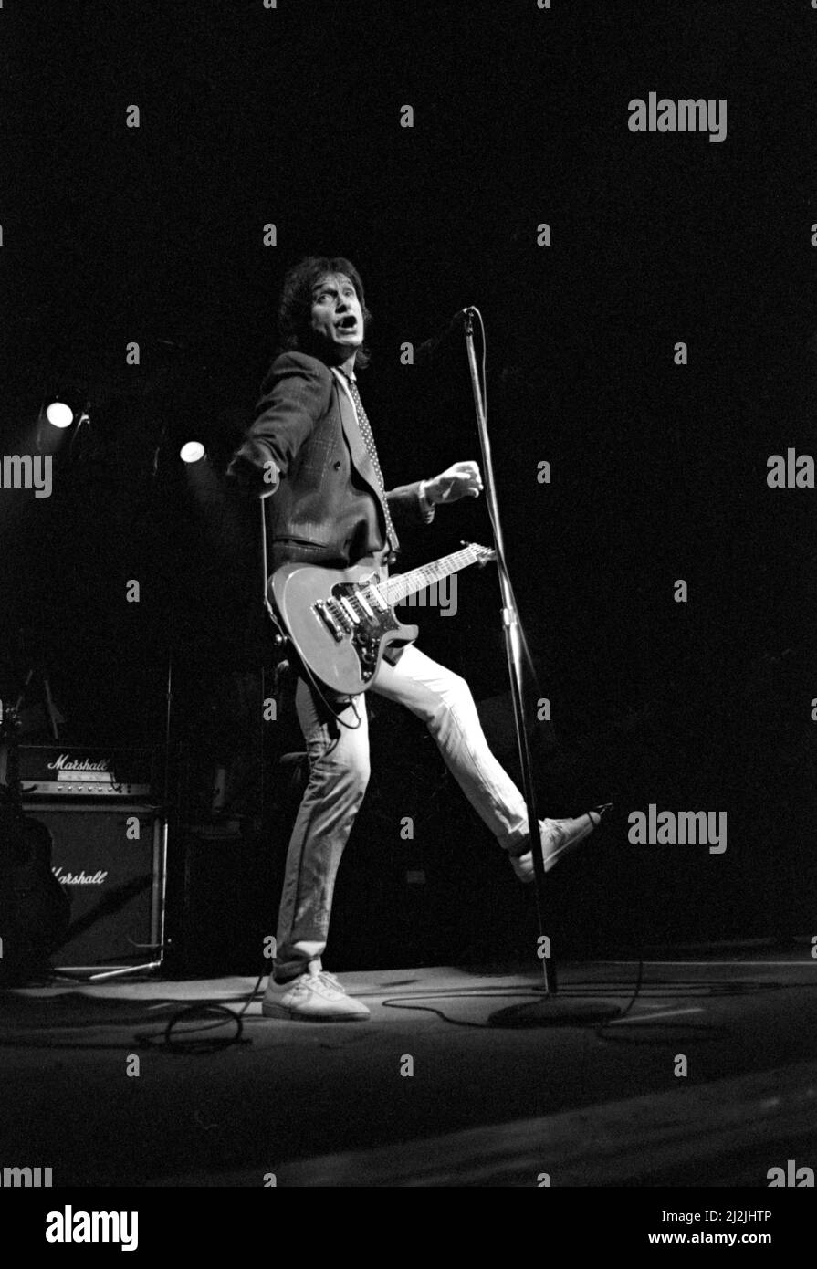 Le musicien anglais Ray Davies se présentant avec les Kinks au Lyceum Theatre, Londres, Angleterre, le 22 décembre 1982. Banque D'Images