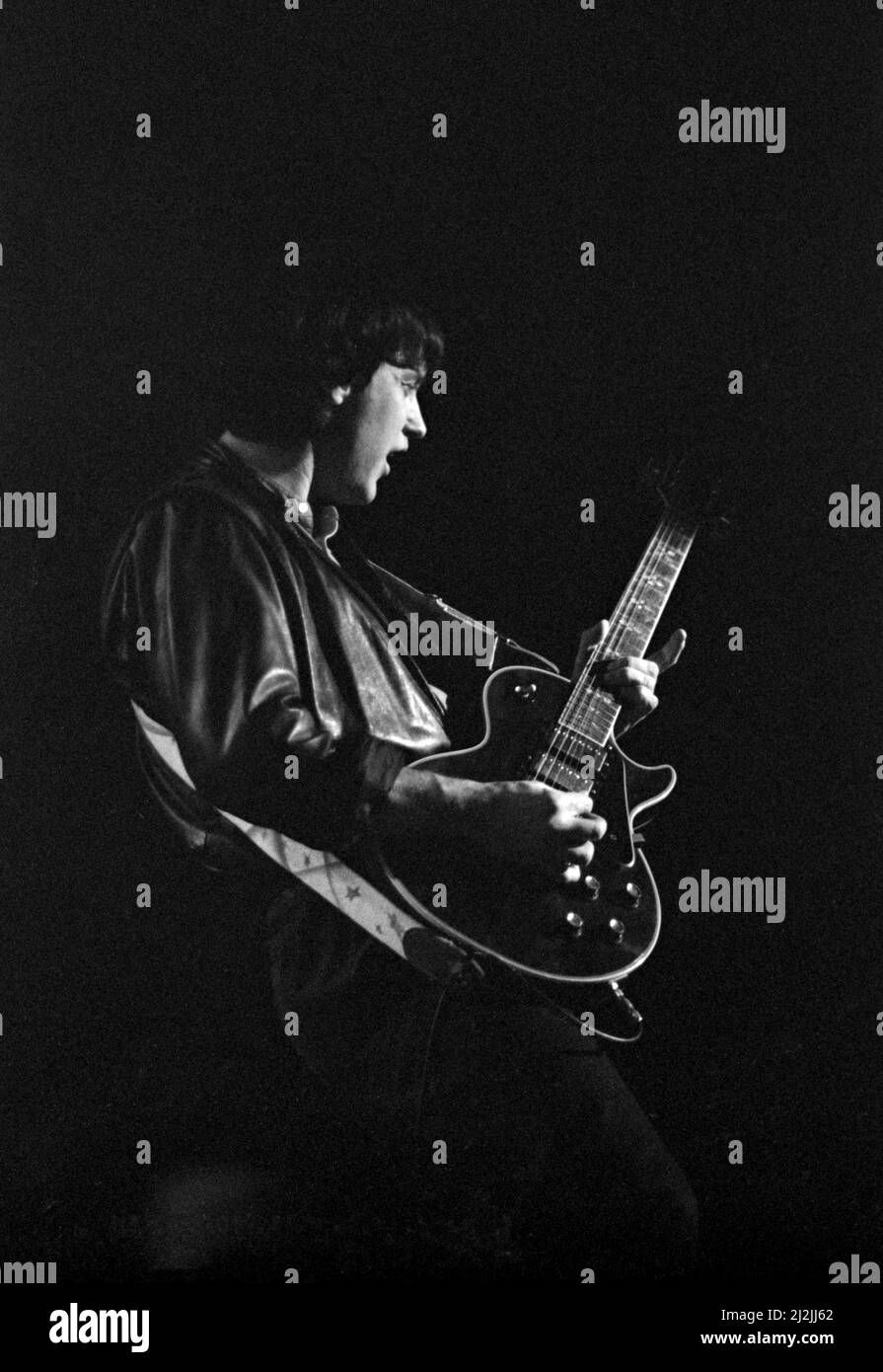 Le musicien anglais Dave Davies se présentant avec les Kinks au Lyceum Theatre, Londres, Angleterre, le 22 décembre 1982. Banque D'Images